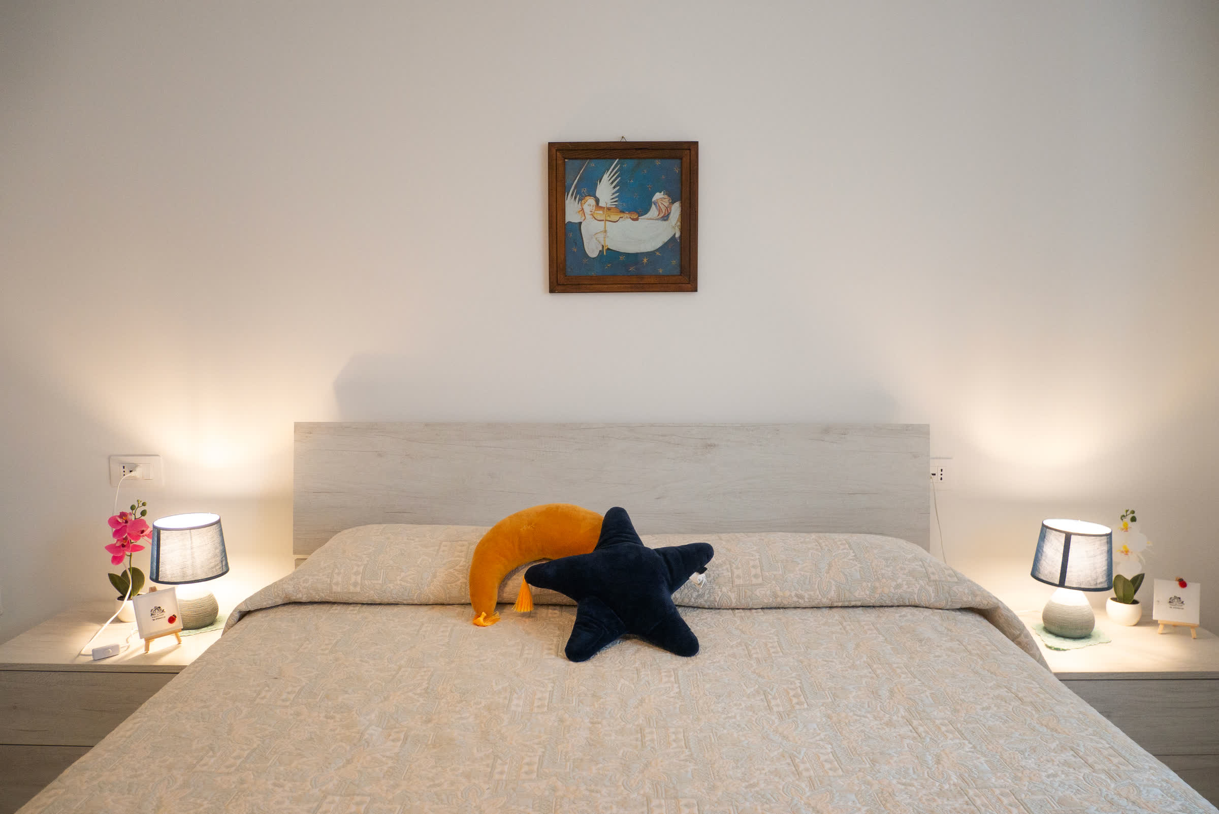 Stanza da letto, vista frontale simmetrica