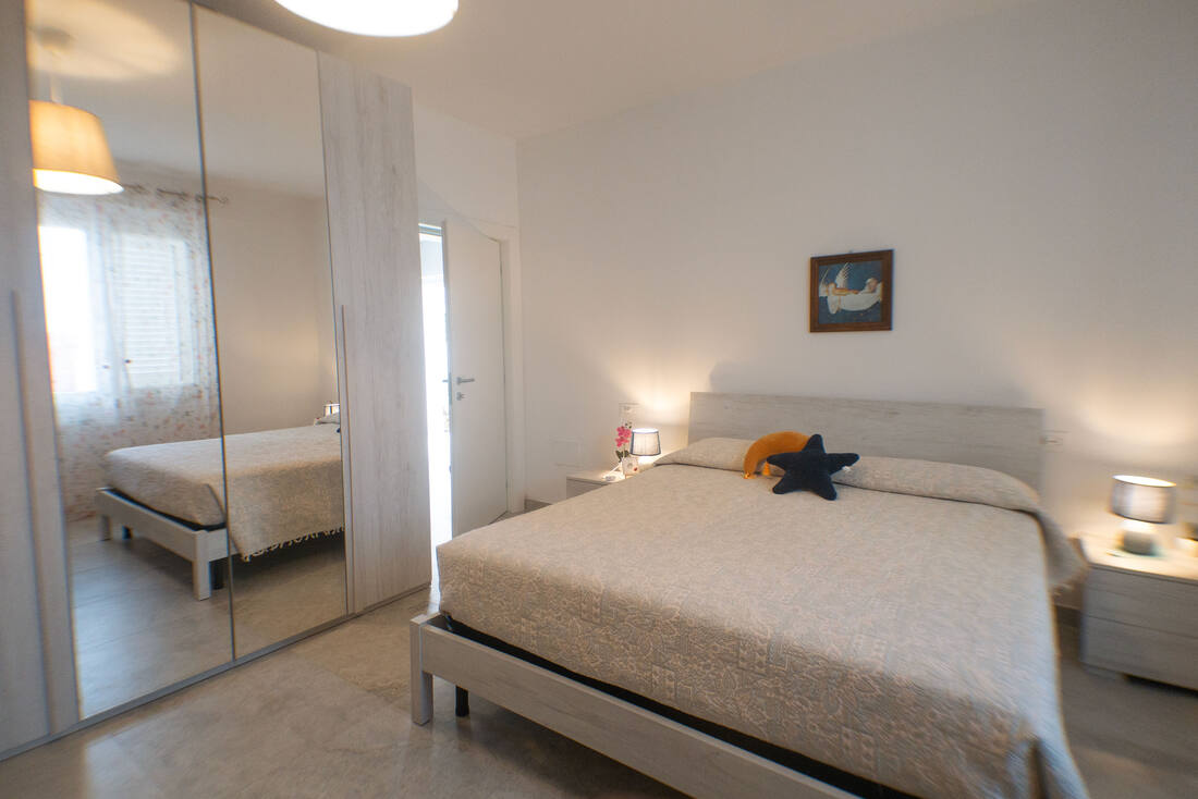 Stanza da letto con armadio a specchio