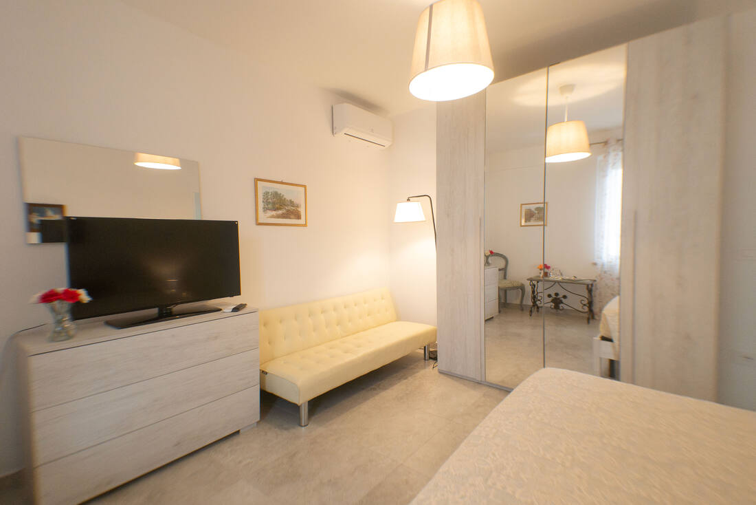 Zona relax della stanza con divano letto singolo