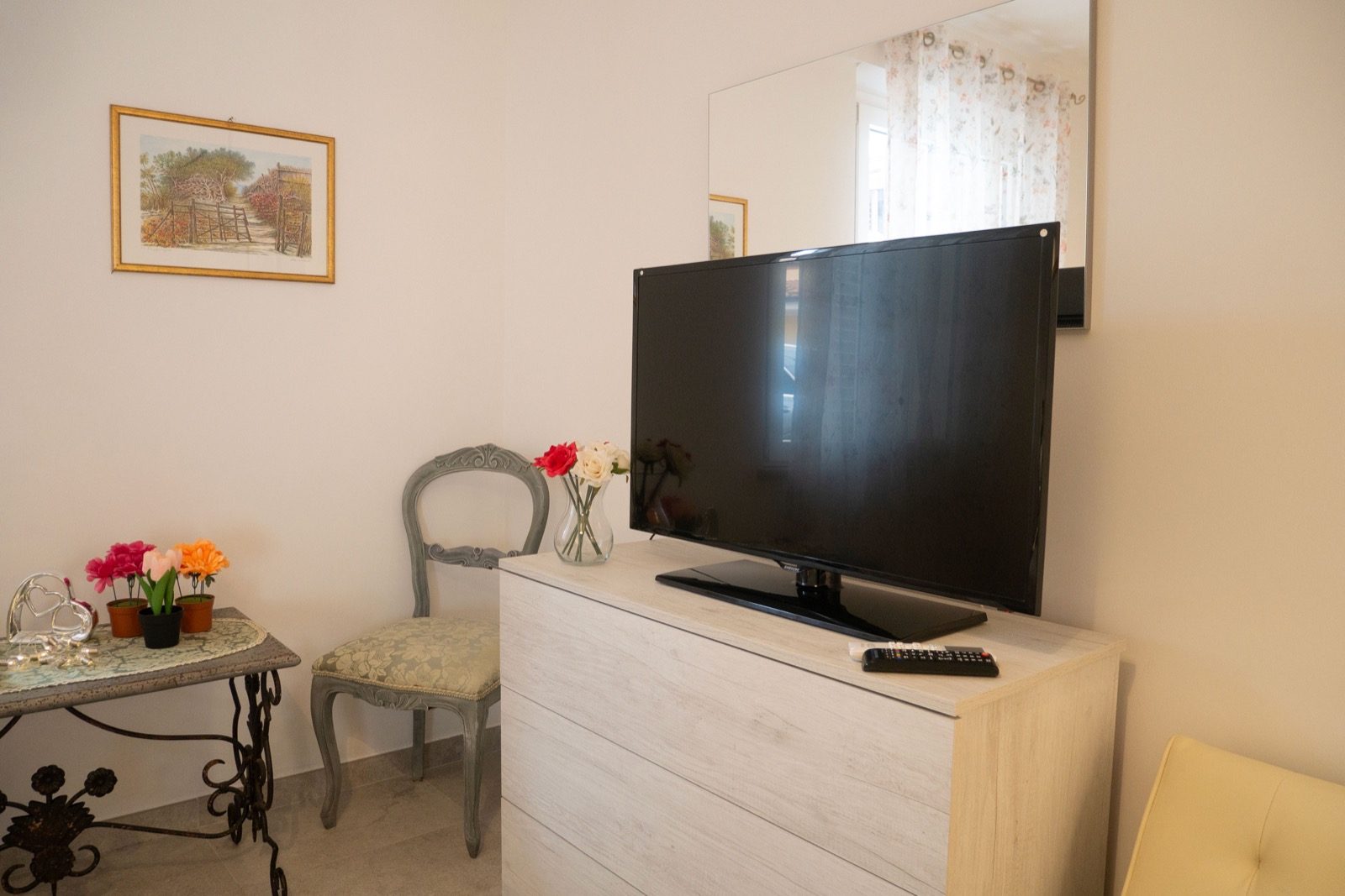 Stanza da letto con TV e specchio