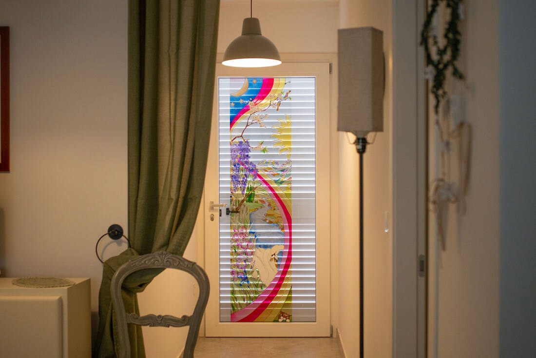 Vetrata decorata raffigurante un paesaggio