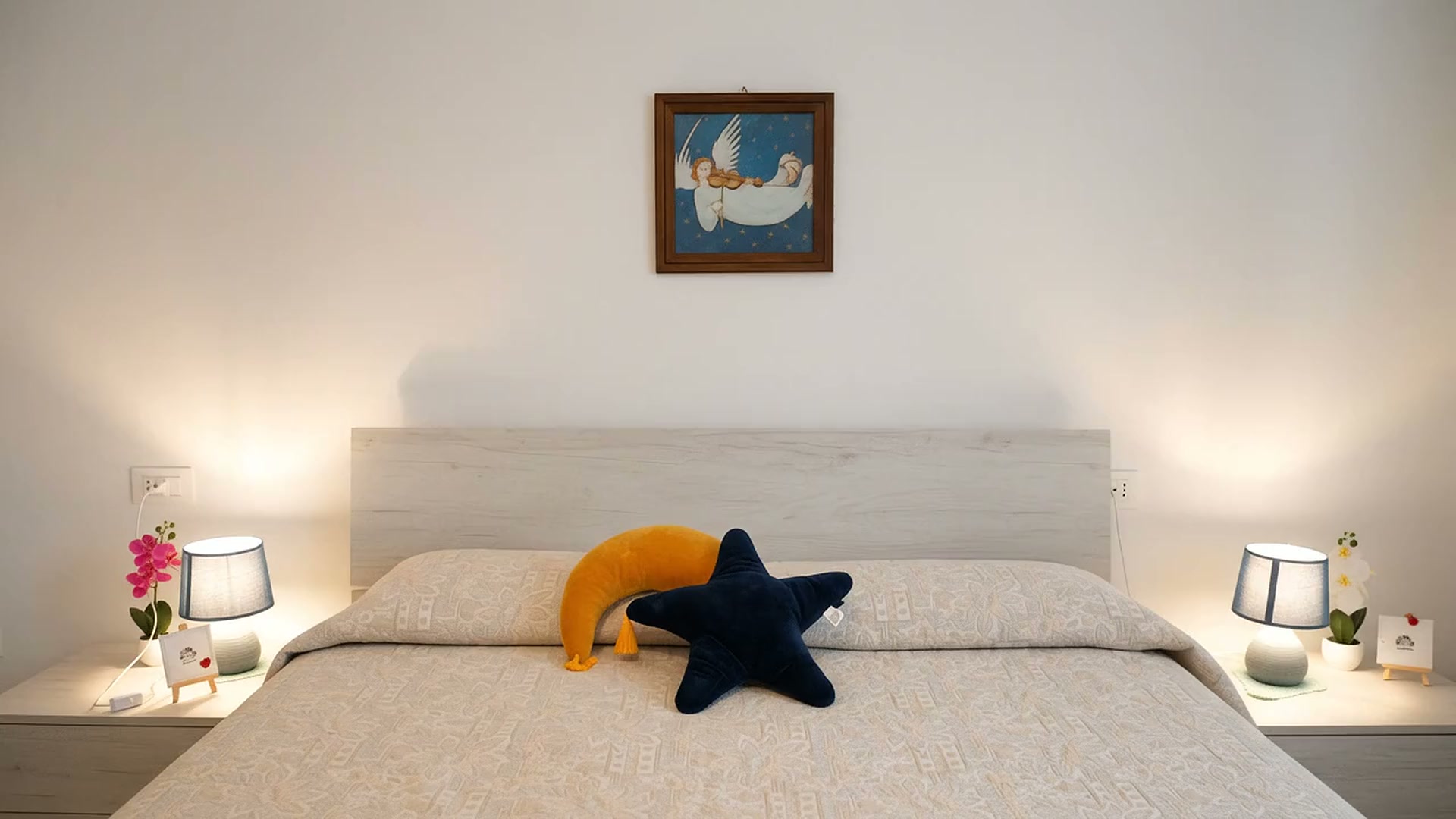 Stanza da letto di La Bianca Contea con letto e abat-jour accese