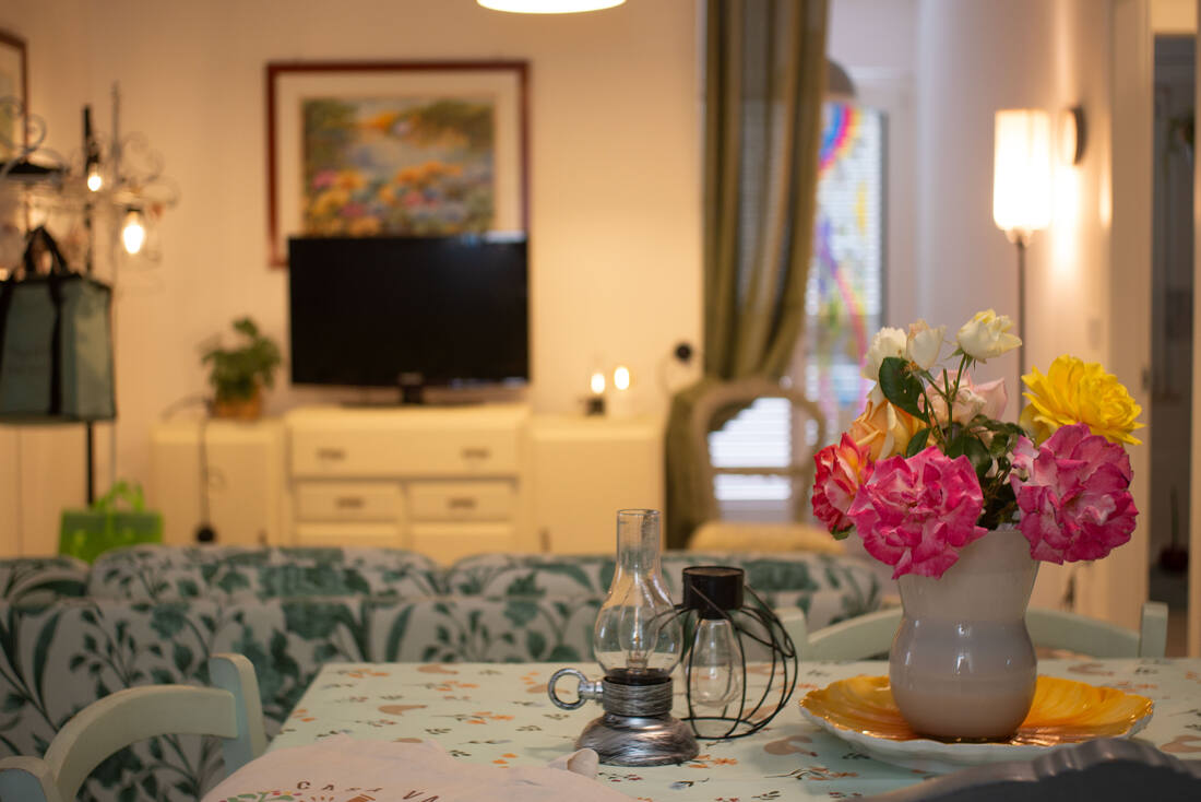 Soggiorno con TV e credenza
